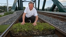 Jan Eisenreich přišel s nápadem položit mezi tramvajové koleje, které jsou... Jan Eisenreich přišel s nápadem položit mezi tramvajové koleje, které jsou...