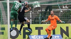 GÓLOVÁ HLAVIKA. Jhon Mosquera v dresu Bohemians vyhrává vzduný souboj s...