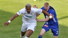Plzeňský forvard Jean-David Beauguel uniká s balonem olomouckému kapitánovi... Plzeňský forvard Jean-David Beauguel uniká s balonem olomouckému kapitánovi...