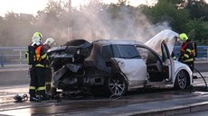 Hasiči zasahovali u hořící auta v Chodovské ulici v Praze 4. (12. června 2020) Hasiči zasahovali u hořící auta v Chodovské ulici v Praze 4. (12. června 2020)