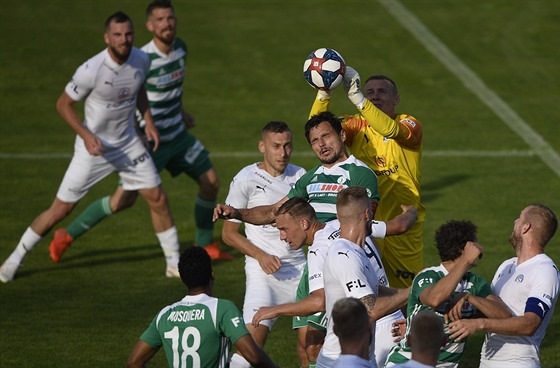 Bohemians vs. Slovácko. Situace ped brankou brankáe Víta Nemravy ze Slovácka...