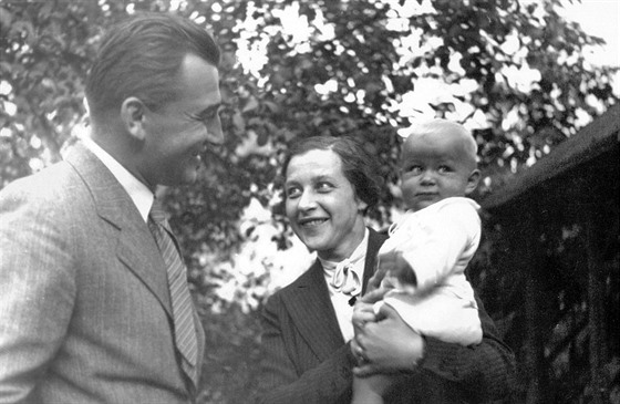 V prosinci 1933 se manelm Bohuslavu a Milad Horákovým narodila dcera Jana.