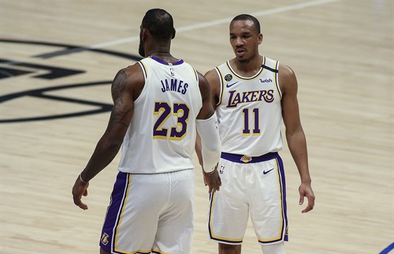 LeBron James (vlevo) a dalí lenové LA Lakers se v play off NBA na pomoc...