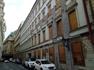 I několik let po výbuchu plynu v Divadelní ulici poblíž Národního divadla je dům zatlučen prkny. I několik let po výbuchu plynu v Divadelní ulici poblíž Národního divadla je dům zatlučen prkny.