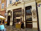 V době před koronavirem se majitelé domů na Starém Městě chovali jak utrženi z řetězu a padla tomu za oběť i lékárna U zlaté koruny. Nyní spadla klec a mříže. V době před koronavirem se majitelé domů na Starém Městě chovali jak utrženi z řetězu a padla tomu za oběť i lékárna U zlaté koruny. Nyní spadla klec a mříže.