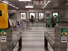 Lidé jsou v metru na Pankráci směrováni k dezinfekci. Lidé jsou v metru na Pankráci směrováni k dezinfekci.