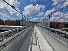 Cestující na nádraží Vršovice již nemusejí složitě přestupovat mezi 1, 2 a 4 nástupištěm. Lávku kritizují někteří odborníci, že na invalidy a matky s kočárky se nemyslelo. Cestující na nádraží Vršovice již nemusejí složitě přestupovat mezi 1, 2 a 4 nástupištěm. Lávku kritizují někteří odborníci, že na invalidy a matky s kočárky se nemyslelo.