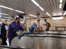 Dezinfekce madel eskalátoru v metru na Můstku na lince A. Dezinfekce madel eskalátoru v metru na Můstku na lince A.