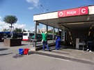 Muži myjí okna v metru. Muži myjí okna v metru.
