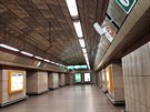 Zřejmě zesilovač signálu mobilních operátorů na Staroměstské. Ve stanici je velmi silný signál a funguje zde i skvěle 4G LTE internet. Na nástupišti jsem viděl hned několik těchto záhadných zařízení. Internet se dá používat bez problému i v tunelu. Zřejmě zesilovač signálu mobilních operátorů na Staroměstské. Ve stanici je velmi silný signál a funguje zde i skvěle 4G LTE internet. Na nástupišti jsem viděl hned několik těchto záhadných zařízení. Internet se dá používat bez problému i v tunelu.