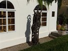 Za hotelem Four Seasons jsou umístěny moderní skulptury, autor není uveden. Za hotelem Four Seasons jsou umístěny moderní skulptury, autor není uveden.
