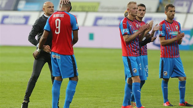 Plzeňští fotbalisté děkují fanouškům po výhře nad Jabloncem, trenér Guľa má... Plzeňští fotbalisté děkují fanouškům po výhře nad Jabloncem, trenér Guľa má...