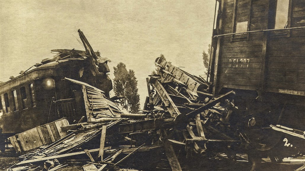 Do vagonů se sokoly z jižní Moravy vrazil před 100 lety v Českém Brodě nákladní... Do vagonů se sokoly z jižní Moravy vrazil před 100 lety v Českém Brodě nákladní...