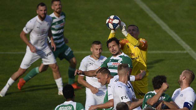 Bohemians vs. Slovcko. Situace ped brankou branke Vta Nemravy ze Slovcka (ve lutm).