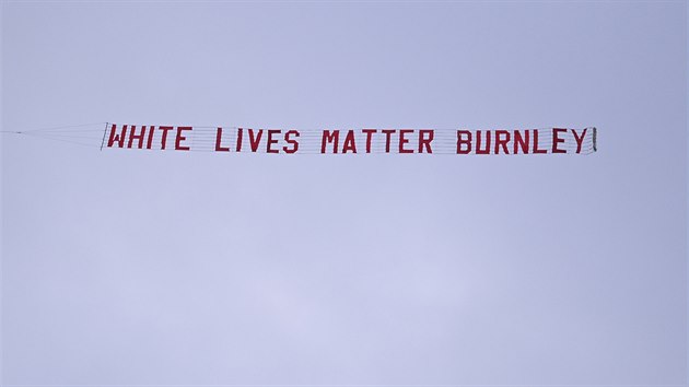 Pi utkn anglick Premier League peletlo pi zpase Manchesteru City s Burnley nad stadionem letadlo s npisem White Lives Matter. (22. ervna 2020)