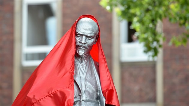 V zpadonmeckm Gelsenkirchenu byla slavnostn odhalena socha bolevickho vdce Vladimira Iljie Lenina. (20. ervna 2020)