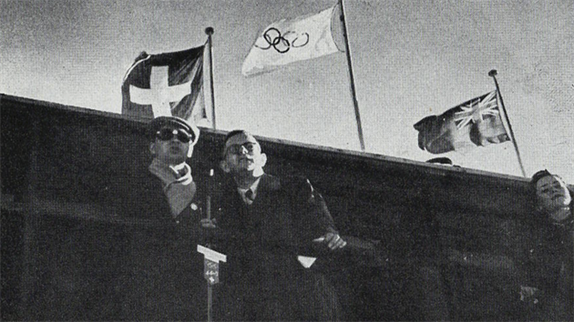 tefan Malonka (vlevo) a Josef Laufer na rozhlasov tribunce na zimnch olympijskch hrch 1948 ve Sv. Moici.