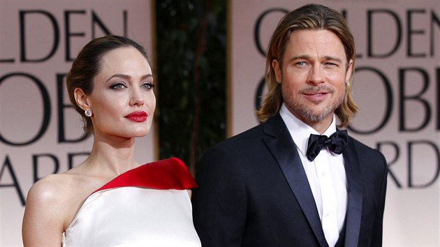 Angelina Jolie a Brad Pitt pi pedvn Zlatch glb v Beverly Hills. (15. ledna 2012)