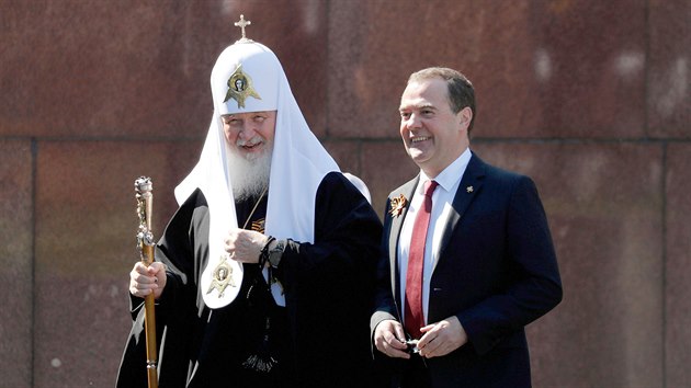 Ruský patriarcha Kirill a předseda vládní strany Jednotné Rusko Dmitrij Medveděv při odložené vojenské přehlídce na Rudém náměstí v Moskvě na počest 75. výročí vítězství nad nacistickým Německem. (24. června 2020)