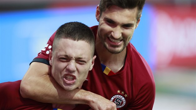 Ladislav Krejčí (vlevo) a Michal Trávník (vpravo) slaví třetí sparťanský gól v duelu proti Liberci.