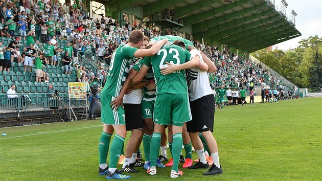 Fotbalist Bohemians jsaj po druhm glu Jhona Mosquery, kter v duelu proti Slovcku definitivn rozhodl o jejich postupu do finle o Evropu.