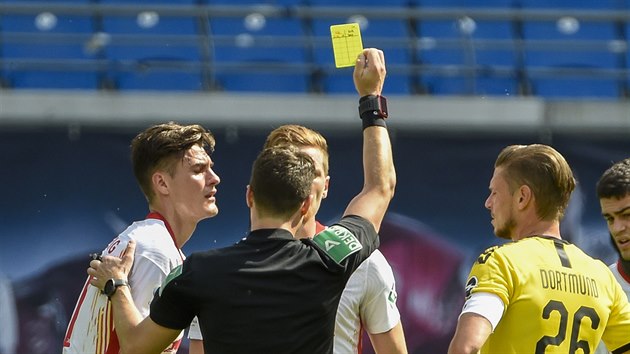 Patrik Schick z Lipska dostv v utkn s Dortmundem lutou kartu.
