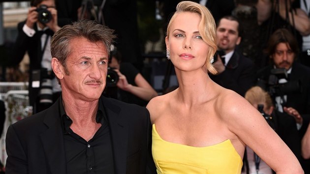 Charlize Theronov a Sean Penn na premie filmu len Max: Zbsil cesta (Cannes, 14. kvtna 2015)