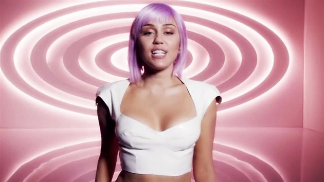 Miley Cyrusov ve videoklipu k singlu Roll On z Netflix serilu ern zrcadlo (Black Mirror), ve kterm si zahrla postavu zpvaky Ashley O. (2019)