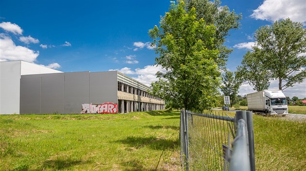 Haly CTP na okraji Hradce Králové stále čekají na dostavbu (15. 6. 2020).