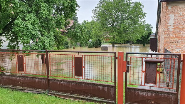 Potok Lodrantka zaplavil v Doln Rovni sklepy dom, zahrady a silnice. Mstn hasii naplnili skoro 2 000 pytl s pskem a chrnili ped vodou lidem obytn sti dom. (29. ervna 2020)