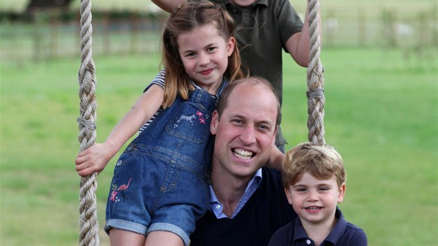 Princ William a jeho dti George, Charlotte a Louis na snmku vvodkyn Kate k 38. narozeninm prince a ke Dni otc (Norfolk, 21. ervna 2020)