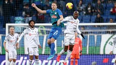 Milan Škoda z Rizesporu v hlavičkovém souboji s Atibou Hutchinsonem z Besiktase. Milan Škoda z Rizesporu v hlavičkovém souboji s Atibou Hutchinsonem z Besiktase.