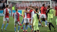 TITUL JE NÁŠ. Fotbalisté Slavie se radují po zápase s Plzní. TITUL JE NÁŠ. Fotbalisté Slavie se radují po zápase s Plzní.
