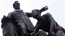 Socha prezidenta Abrahama Lincolna, u jeho nohou kleí otrok v Bostonu.