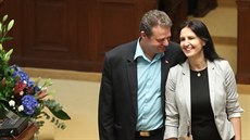 Poslankyně Marcela Melková (ANO) s poslancem Zdeňkem Ondráčkem (KSČM). Poslankyně Marcela Melková (ANO) s poslancem Zdeňkem Ondráčkem (KSČM).