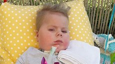 Oliver trpí nejzávažnější formou spinální svalové atrofie. Denně musí... Oliver trpí nejzávažnější formou spinální svalové atrofie. Denně musí...