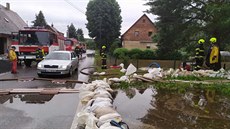 Hasiči staví ochranný val proti vodě v Poustce na Frýdlantsku (20. června 2020) Hasiči staví ochranný val proti vodě v Poustce na Frýdlantsku (20. června 2020)
