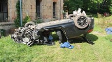 Kabriolet Audi se během nehody převrátil. Kabriolet Audi se během nehody převrátil.