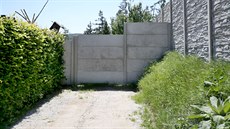 Ve svahu nad malou obcí Kanice na Brněnsku stojí dřevěný srub, který je obehnán... Ve svahu nad malou obcí Kanice na Brněnsku stojí dřevěný srub, který je obehnán...