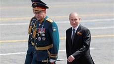 Ruský ministr obrany Sergej ojgu a prezident Vladimir Putin pi odloené...