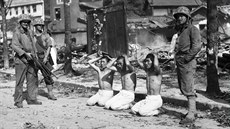 Američtí mariňáci se třemi zajatými Severokorejci na předměstí Soulu. (1950) Američtí mariňáci se třemi zajatými Severokorejci na předměstí Soulu. (1950)