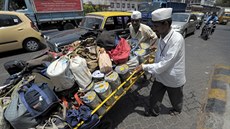 Proslulí indičtí dabba-wallahové, kteří zajišťují dodávky obědů obyvatelům... Proslulí indičtí dabba-wallahové, kteří zajišťují dodávky obědů obyvatelům...