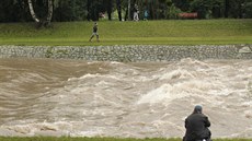 Řeka Ostravice ve Frýdku-Místku, kde složky záchranného systému zachraňovaly... Řeka Ostravice ve Frýdku-Místku, kde složky záchranného systému zachraňovaly...