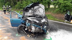 Po čelním střetu začal Fiat Punto hořet. Po čelním střetu začal Fiat Punto hořet.