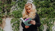 Zuzana Dostálová se svým románem Soběstačný Zuzana Dostálová se svým románem Soběstačný