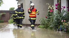 Hasiči u rodinného v Dolních Ředicích na Pardubicku, kde se kvůli silným dešťům... Hasiči u rodinného v Dolních Ředicích na Pardubicku, kde se kvůli silným dešťům...