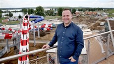 Šéf Aqualandu Moravia Petr Pavlacký stojí před novou částí areálu, kde se ještě... Šéf Aqualandu Moravia Petr Pavlacký stojí před novou částí areálu, kde se ještě...