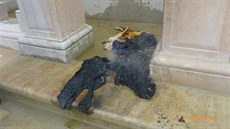 Pražští strážníci zadrželi muže, který se na Staroměstském náměstí u... Pražští strážníci zadrželi muže, který se na Staroměstském náměstí u...