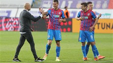 Plzeňský trenér Adrián Guľa si plácá s obráncem Lukášem Hejdou po vítězném... Plzeňský trenér Adrián Guľa si plácá s obráncem Lukášem Hejdou po vítězném...