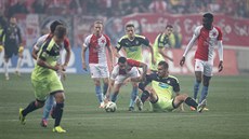 Plzeský útoník Tomá Chorý se snaí zabránit Nico Stanciovi ze Slavie v...